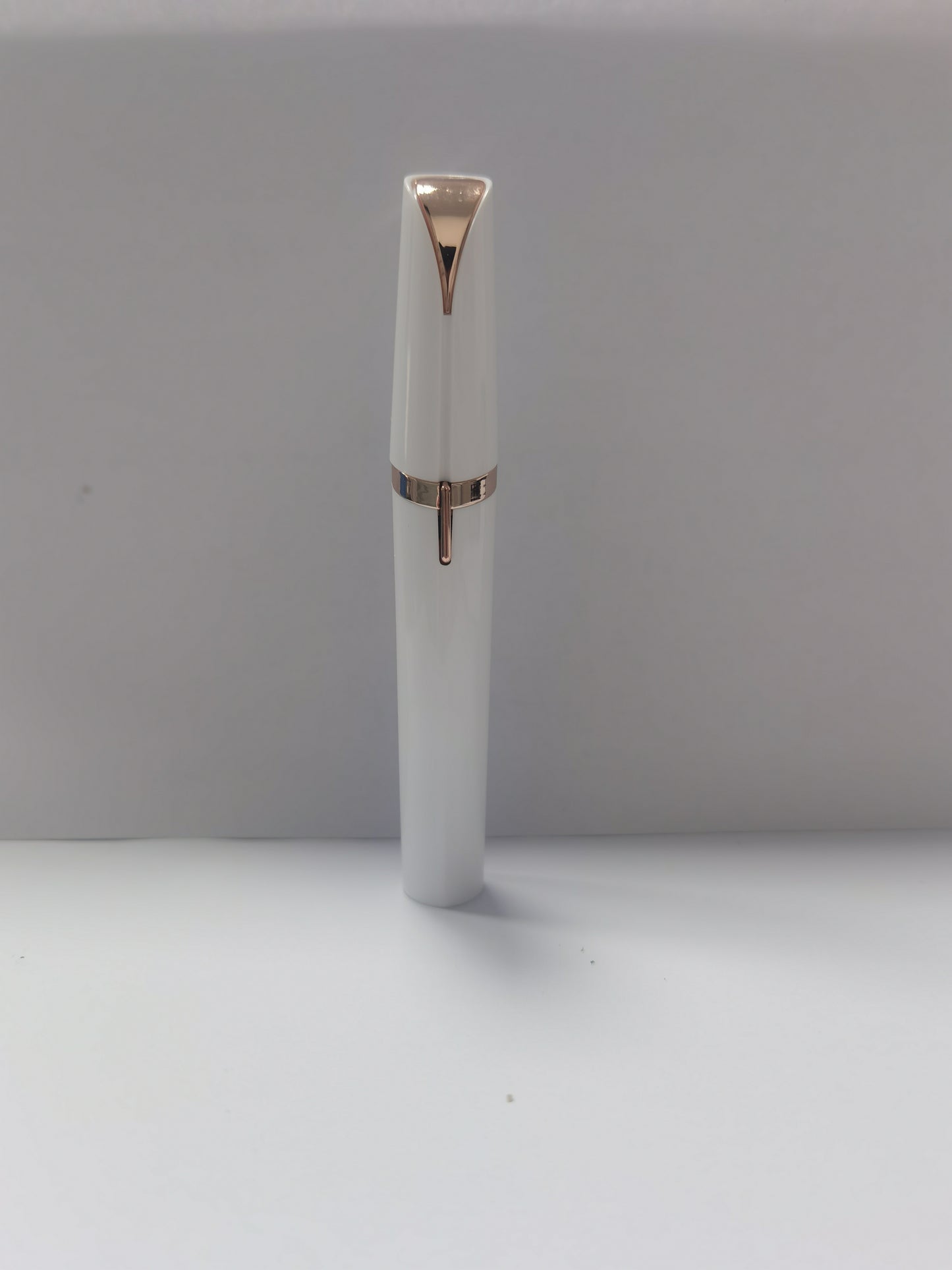 Recortador de cejas mini – Indoloro, preciso y con luz LED