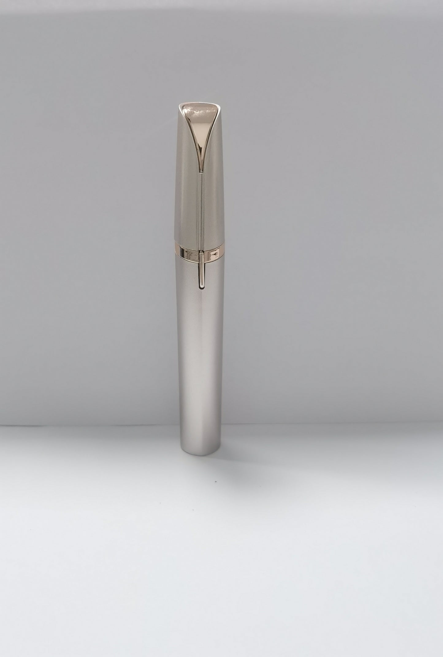 Recortador de cejas mini – Indoloro, preciso y con luz LED
