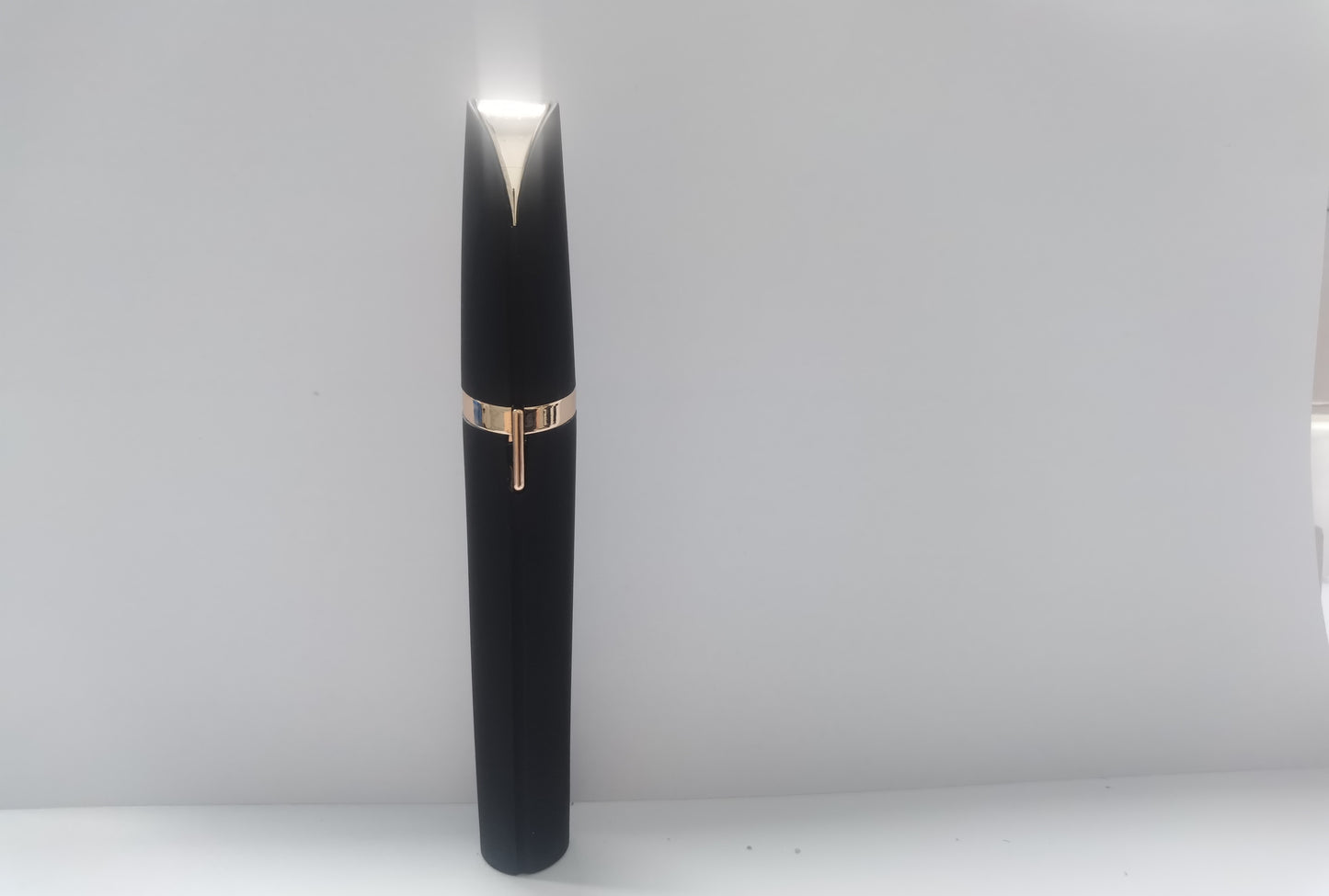Recortador de cejas mini – Indoloro, preciso y con luz LED